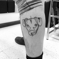 Tatuaje en la pierna, perro simple no pintado
