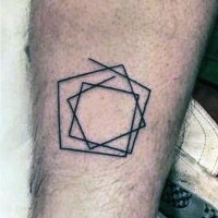 Tatuaje en el antebrazo,
forma geométrica simple interesante, tinta negra