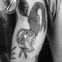 Tatuaje en el brazo, capricornio interesante negro blanco
