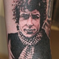 semplice fatto a casa inchiostro nero ritratto uomo tatuaggio su gamba