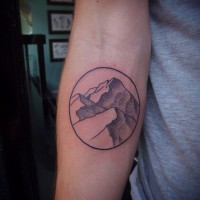 Tatuaje en el antebrazo, diseño simple de montañas lindas
