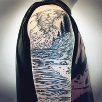 Tatuaje en el brazo, costa fascinante con montañas, estilo interesante