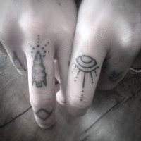 Einfache hausgemachte schwarze Tribal Symbole Tattoo an Fingern
