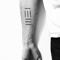 Einfache hausgemachte mystische Linie Pik-Symbol Tattoo am Arm