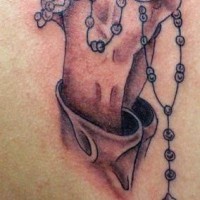 semplice fatto a casa mani pregano con rosario tatuaggio su spalla