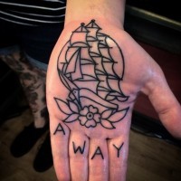 semplice fato a casa stile barca a velo  con fiore e lettere tatuaggio su mano