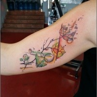 Einfaches im illustrativen Stil gefärbtes Bizeps Tattoo mit Blättern