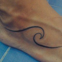 Einfaches Tattoo von Welle in Tusche auf dem Fuss