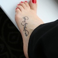 Einfaches Tattoo mit süßem Aufschrift auf dem Fuß