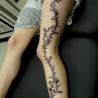 Tatuaje en la pierna, tallo con espinas y hojas, tinta negra