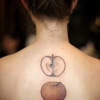 semplice piccola mela e a meta tatuaggio suschiena