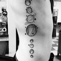 Tatuaje en el costado, desfile de planetas sencillas, tinta negra