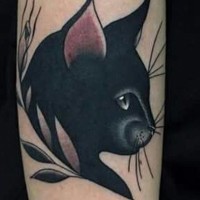 Tatuaje en el brazo, gato negro hermoso de perfil