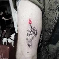 semplice piccolo mano con fiammifero  acceso tatuaggio su braccio