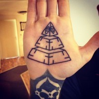 Tatuaje en la palma, pirámide de tres partes, tinta negra