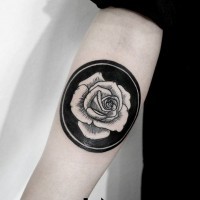 Tatuaje en el antebrazo, rosa magnífica blanca en el fondo negro