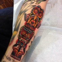 Tatuaje  de tótem tribal fascinante en el brazo