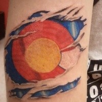 Einfaches mehrfarbiges Arm Tattoo mit rotem und gelbem Kreis