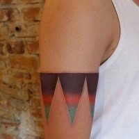 Einfaches mehrfarbiges Arm Tattoo mit Dreiecken