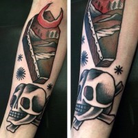 Tatuaje en el antebrazo, ataúd con calavera, old school