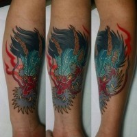 Tatuaje en el antebrazo,
 cara de dragón multicolor