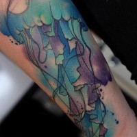 Tatuaje colorido de medusa en colores suaves