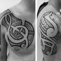 Tatuaje en el pecho,  clave de sol  con ornamento tribal, tinta negra