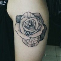 Tatuaje en el brazo,
rosa única decorada con flores