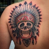 Tatuaje en el hombro, cráneo de jefe indio en sombrero de plumas, estilo old school