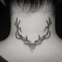 Tatuaje en el cuello, cuernos magníficos de  ciervo