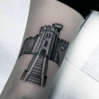 Tatuaje en el brazo, castillo antiguo gris