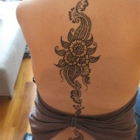 Tatuaje en la espalda, patrón floral gracil, tinta negra