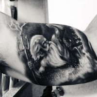 Tatuaje en el brazo, Poseidón imponente negro blanco