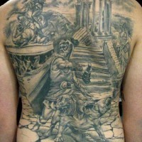Tatuaje en la espalda, dibujo fascinante detallado de tiempos antiguos