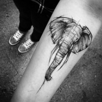Einfach gemaltes schwarzes Unterarm Tattoo mit kleiner Elefanten Skizze