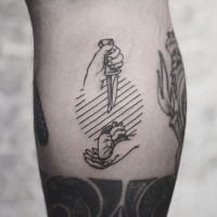 Einfach gemalte schwarze Hand mit Messer und Hand mit menschlichem Herzen Tattoo am Bein mit schwarzen Linien