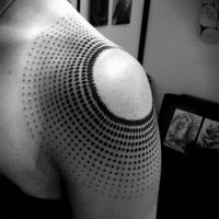 Tatuaje en el hombro, ornamento en estilo dotwork, tinta negra