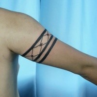 Tatuaje del brazo superior de colores simples y pintados de adornos geométricos