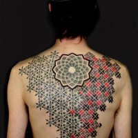 Tatuaje en la espalda, ornamento de dos mitades diferentes, diseño magnífico