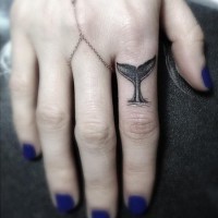 semplice dipinto carino inchiostro nero coda di balena tatuaggio su dito