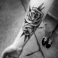 Einfacher Skizze-Stil schwarze  Rose Blumen Tattoo am Unterarm