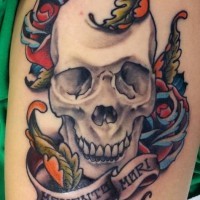 Tatuaje en el muslo, 
cráneo simple con hojas rosas y escrito