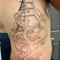 Tatuaje en el costado, pulpo que atacó a barco, diseño no pintado