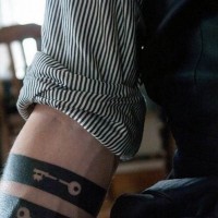 semplice inusuale progetto nero e bianco le chiavi tatuaggio su braccio