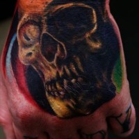 Tatuaje en la mano, 
cráneo humano aterrador
