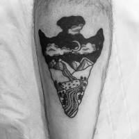 Tatuaje en la pierna,
  punta de flecha decorada con montañas y camino largo