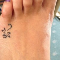 Tatuaje de flor negra simple en el pie
