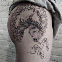 Tatuaje en el muslo,  caballo hermoso con encaje, tinta negra