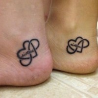 sorelle che corrisponde al cuore segno infinito doppio tatuaggio su caviglia