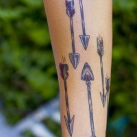 Tatuaje en el antebrazo,
seis flechas de tamaños diferentes
